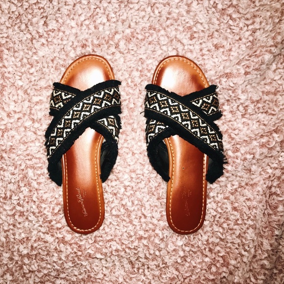 Universal Thread Shoes - Bohemian Fabric Criss-Cross Samdals
